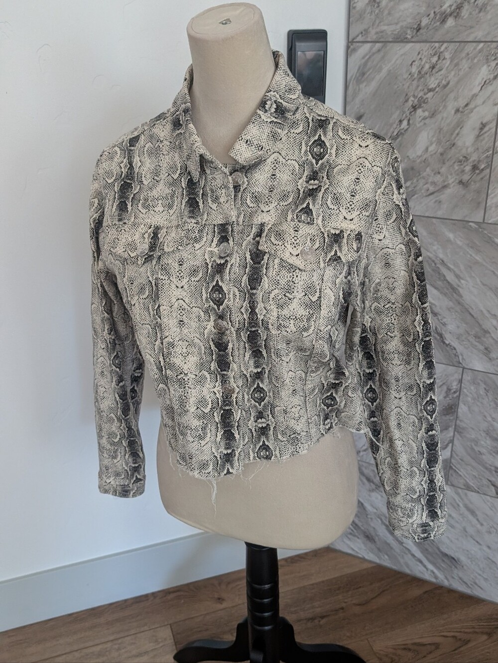 Vigoss Cropped Snake-Print Jean Jacket in Black and Cream